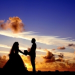 夕日をバックに結婚