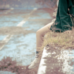 座っている女性