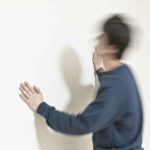 頭で壁ドン
