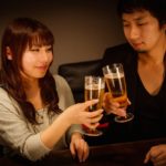 横並びの男女