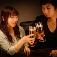 横並びの男女