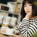 カフェでくつろぐ女性