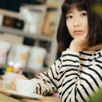 カフェでくつろぐ女性