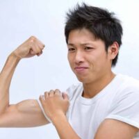 力こぶを作る男性