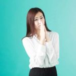 謝る女性