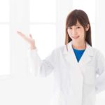 案内をする女性