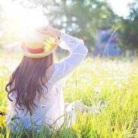 帽子をかぶった女性