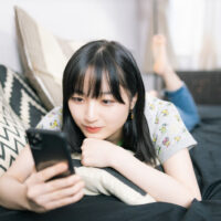 スマホを眺める女性