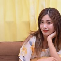 自宅にいる女性