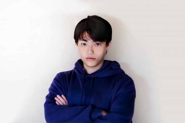 決意を固めたような表情の男性が真正面を見ている。