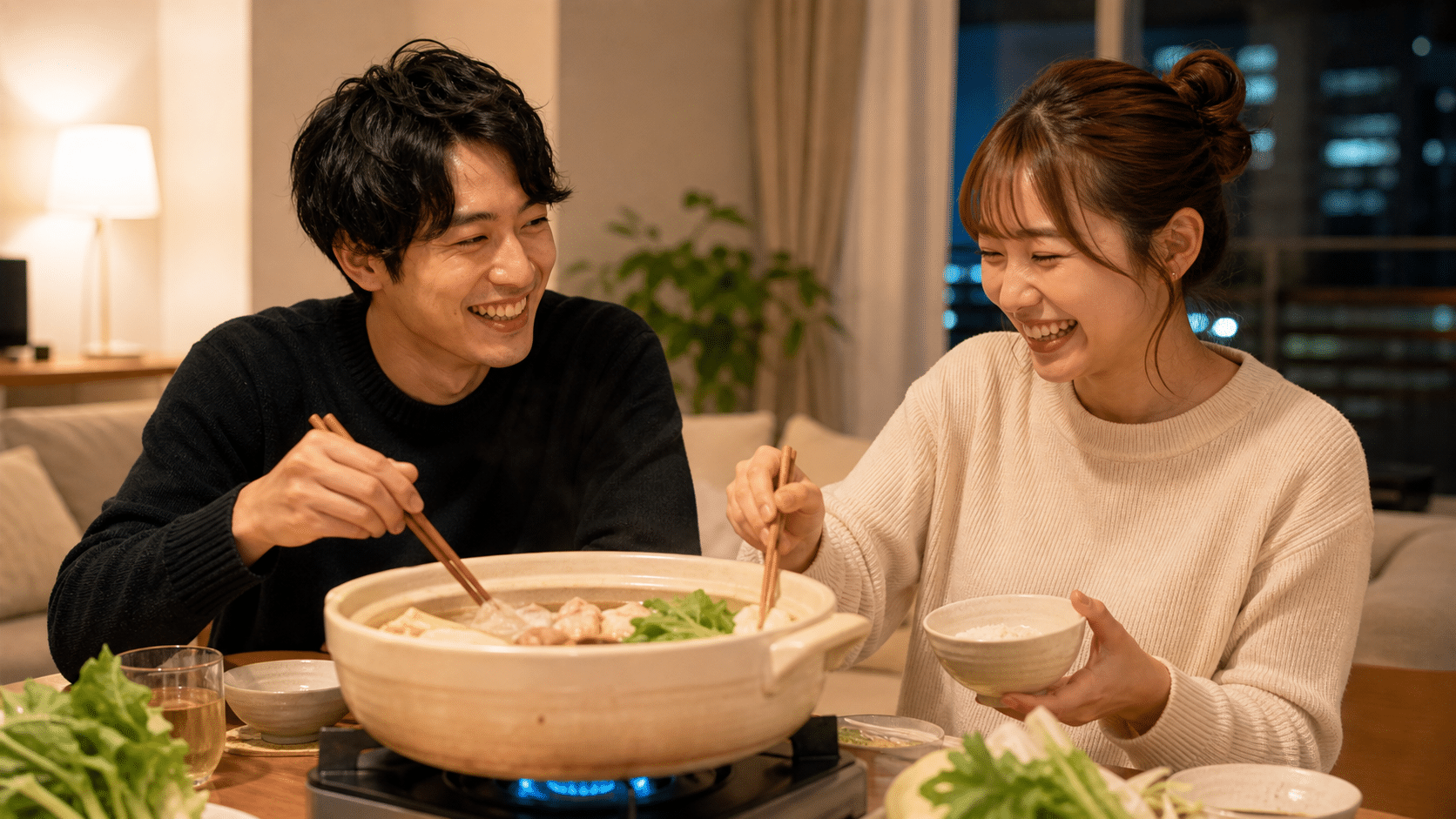 自宅で鍋を囲み自然に笑い合う男女