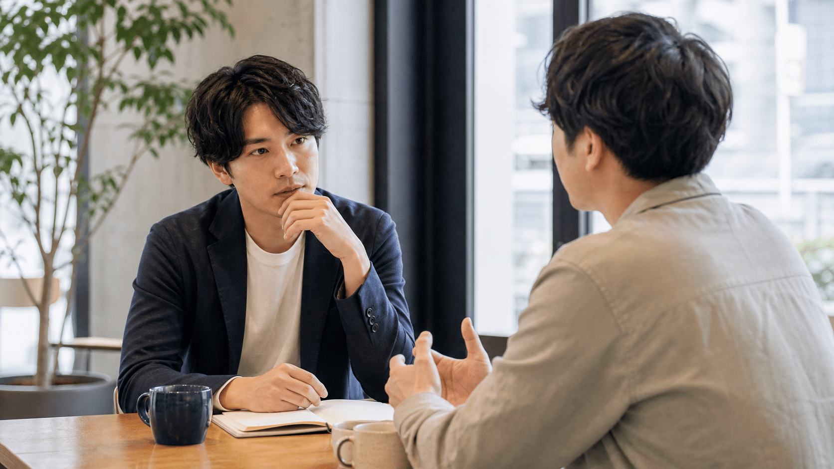 恋愛の悩みを落ち着いて相談する男性