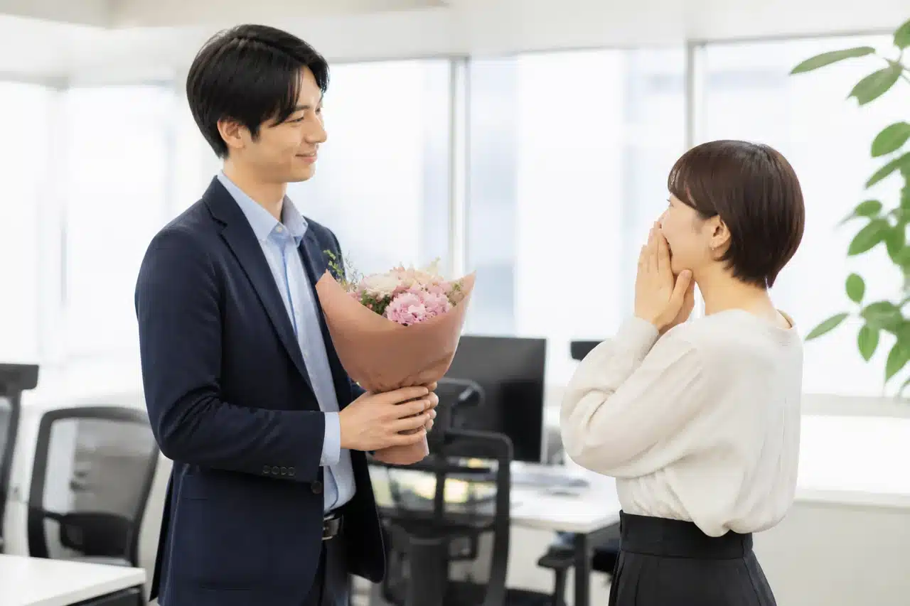 職場で好きな女性の結婚を落ち着いて祝う男性