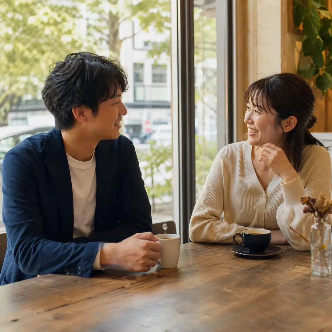 カフェで女性と自然に会話する男性