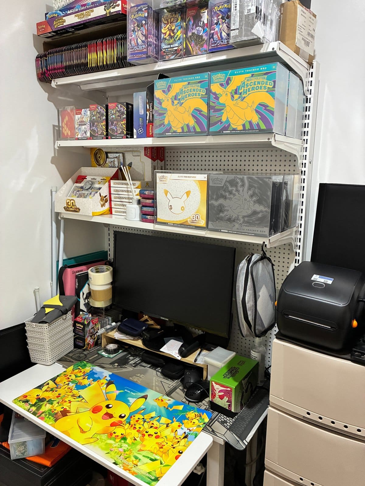 インタビューは泊めてもらった彼のポケモンコレクション部屋にて行いました(笑)