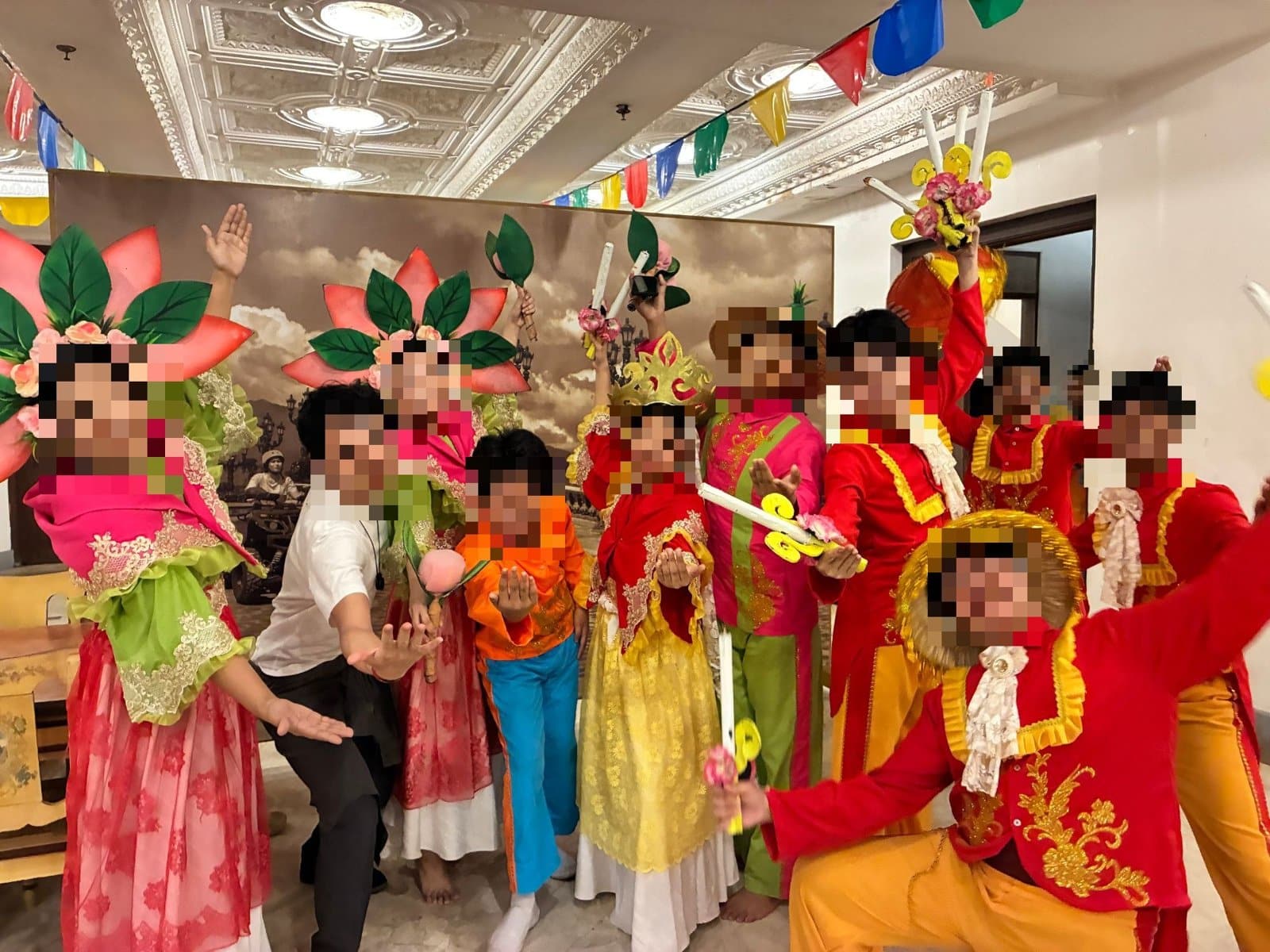 現地の民族舞踊の人たち