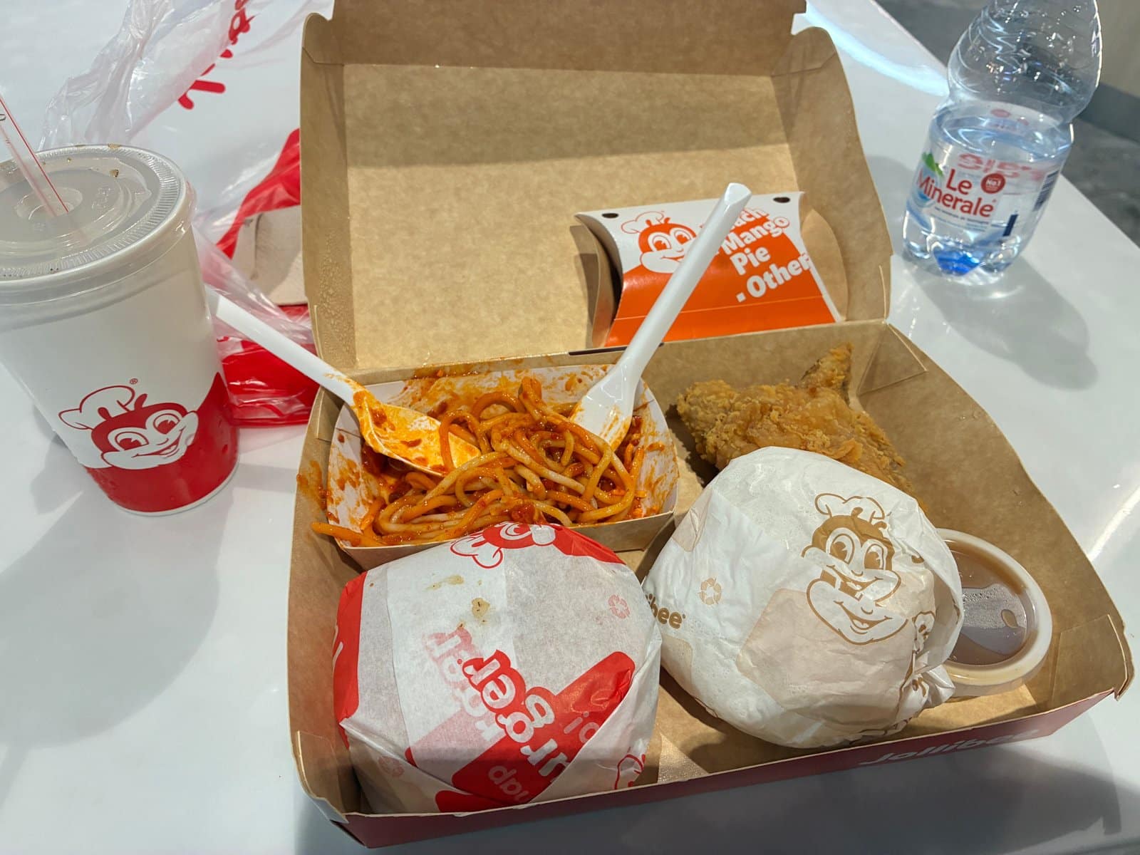 最後も「空港で食え」と渡されたスーパーミールセット。ハンバーガーとライスがついています。
